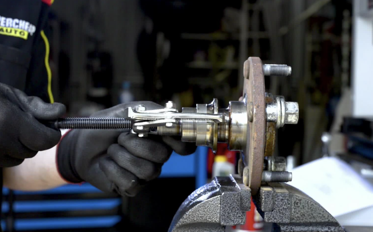 Industrial Pullers Mechanical Vs Hydraulic Pullers