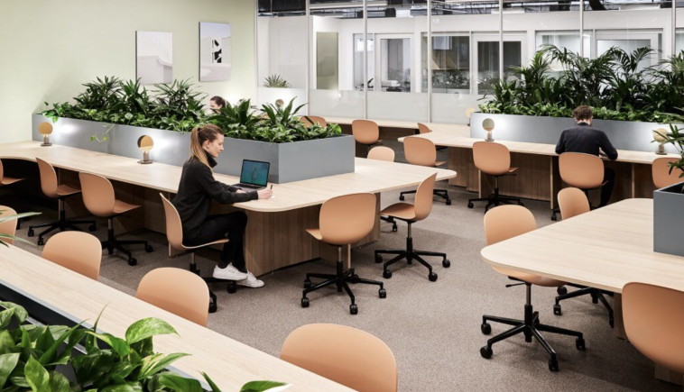 How to Choose the Right Commercial Office Desk for Your Needs